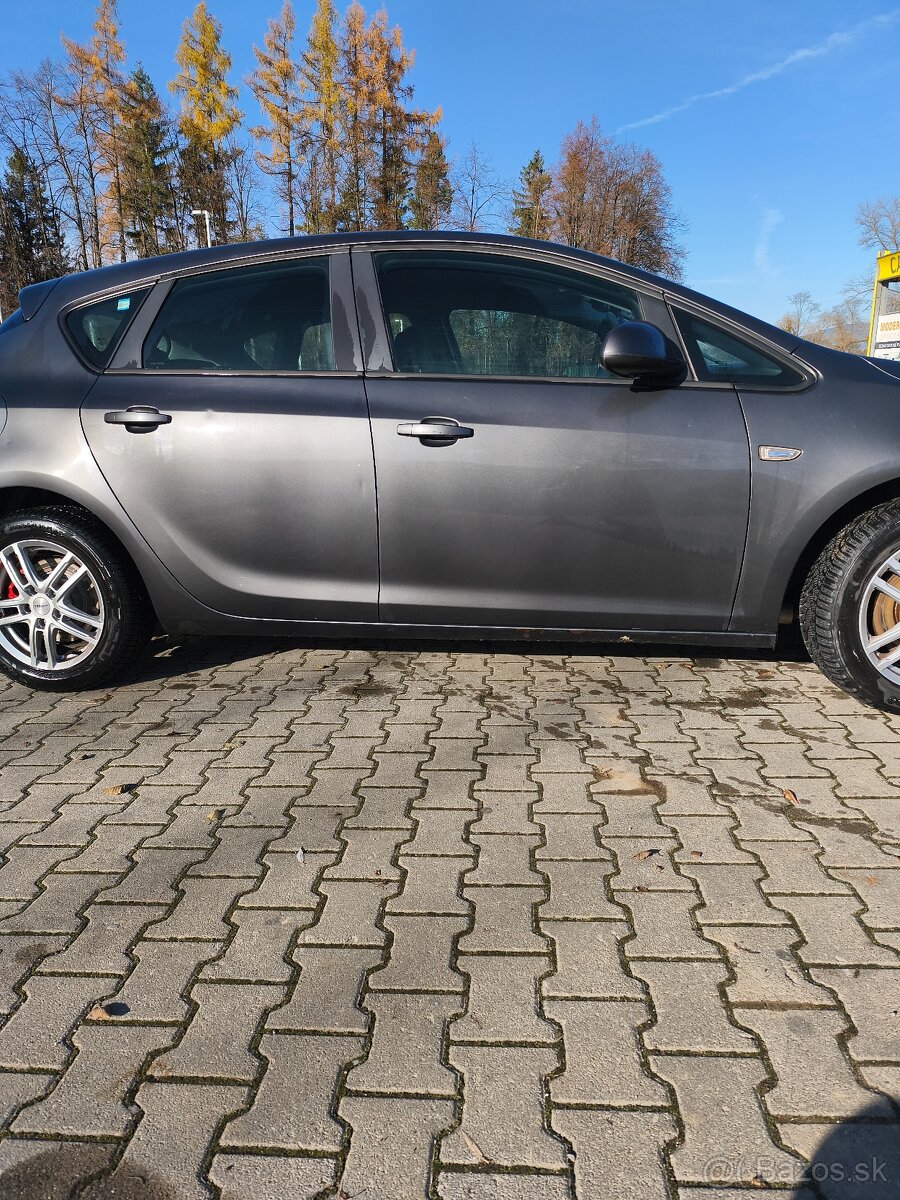Opel Astra 1.7CDTi rok výroby 2012 - 3