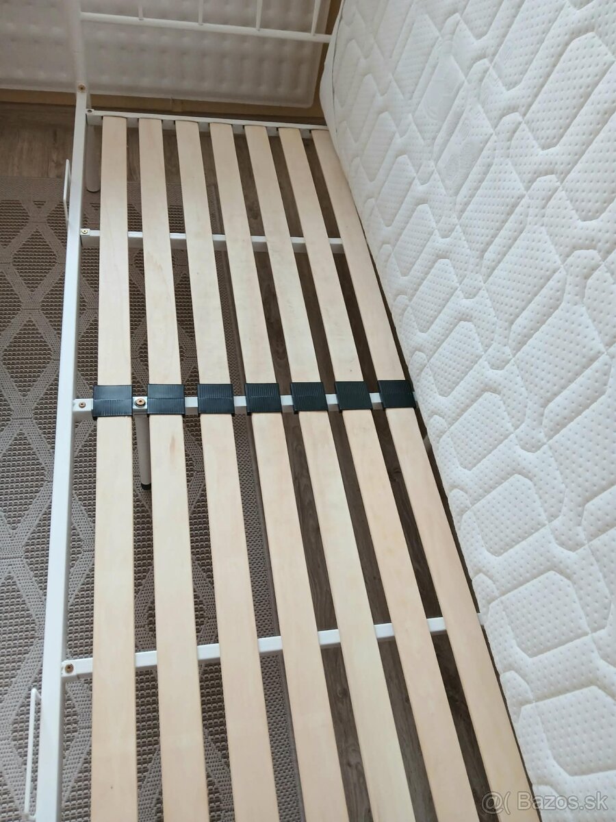 Krásna posteľ s dreveným roštom - 3