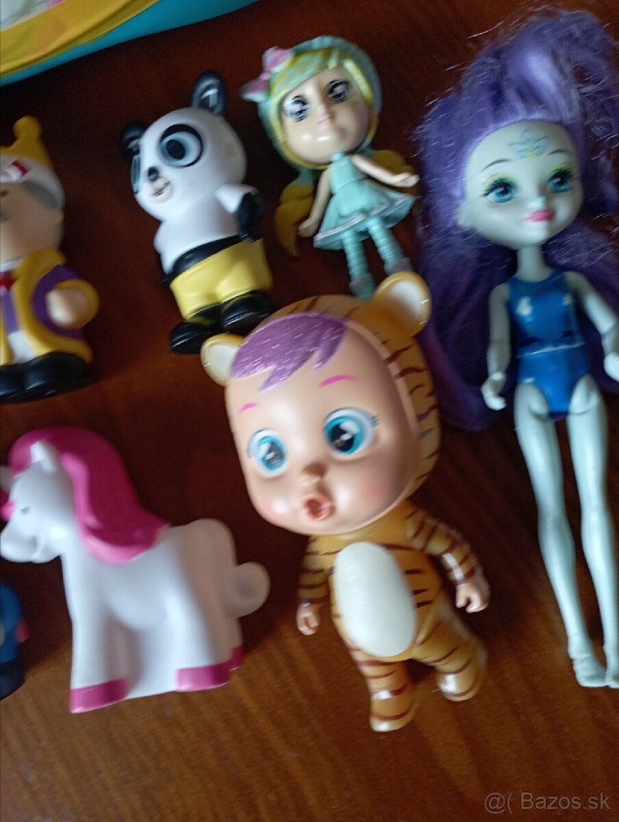 Detská prilba s figúrkami na hranie. - 3