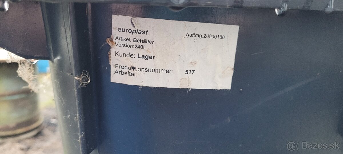 plastová nádoba s kolieskami 240 l - 3