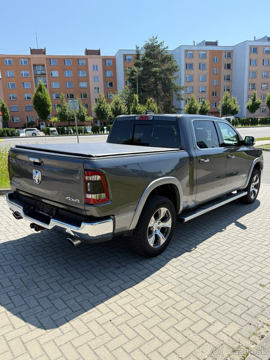 Dodge RAM 1500 Laramie—5.7 V8 HEMI—2020–KŮŽE—95.000km