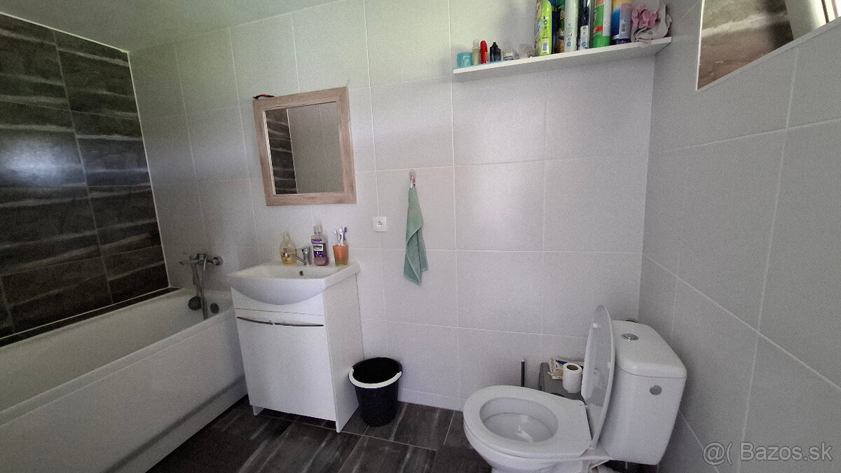 Na predaj slnečný a komfortný 4 izbový rodinný dom Senica. - 3