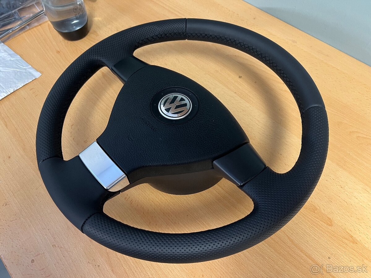 Predám nanovo obšitý trojramenný volant do VW - 3
