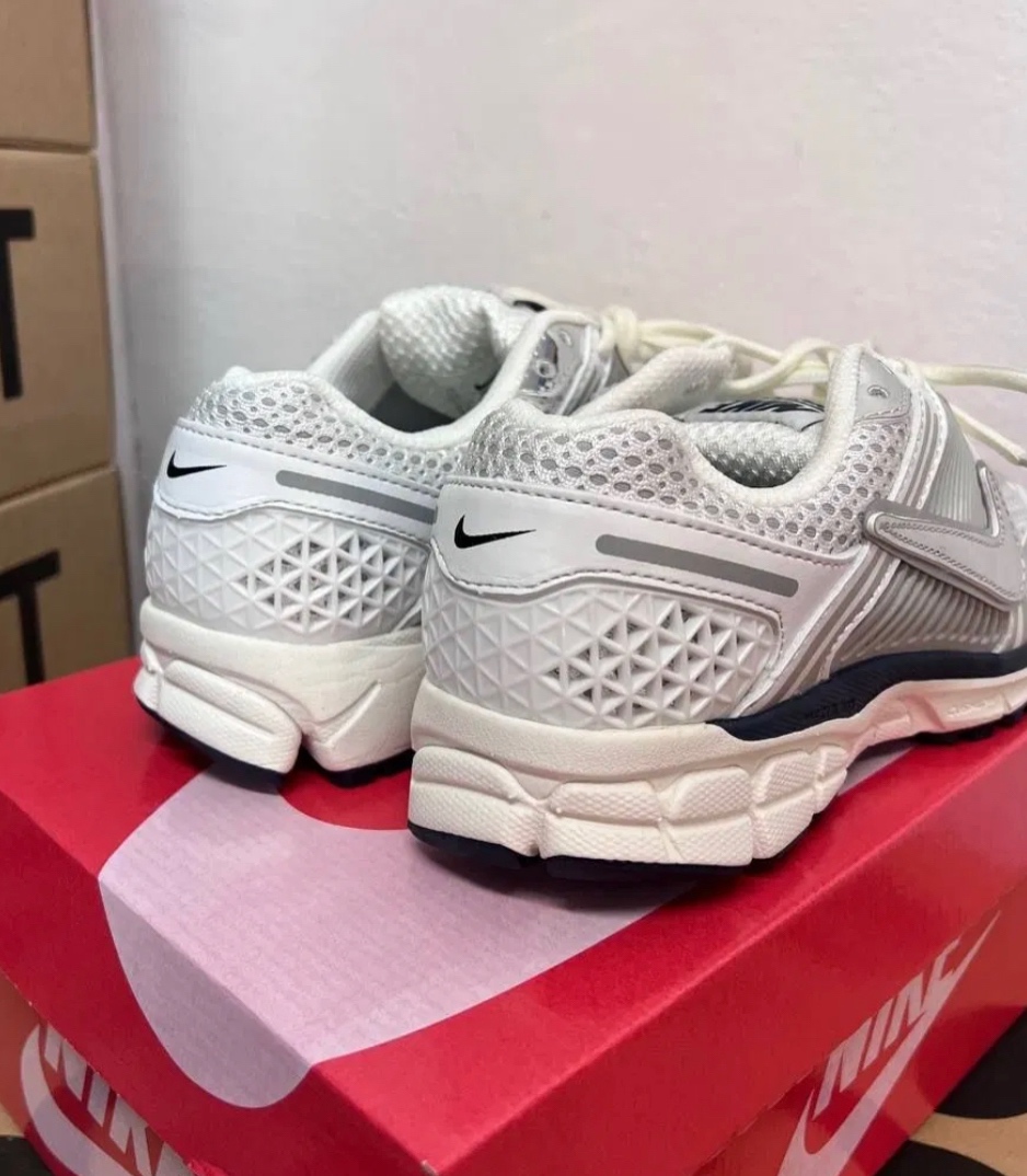 Nike Vomero 5 Photon Dust Metallic - 3