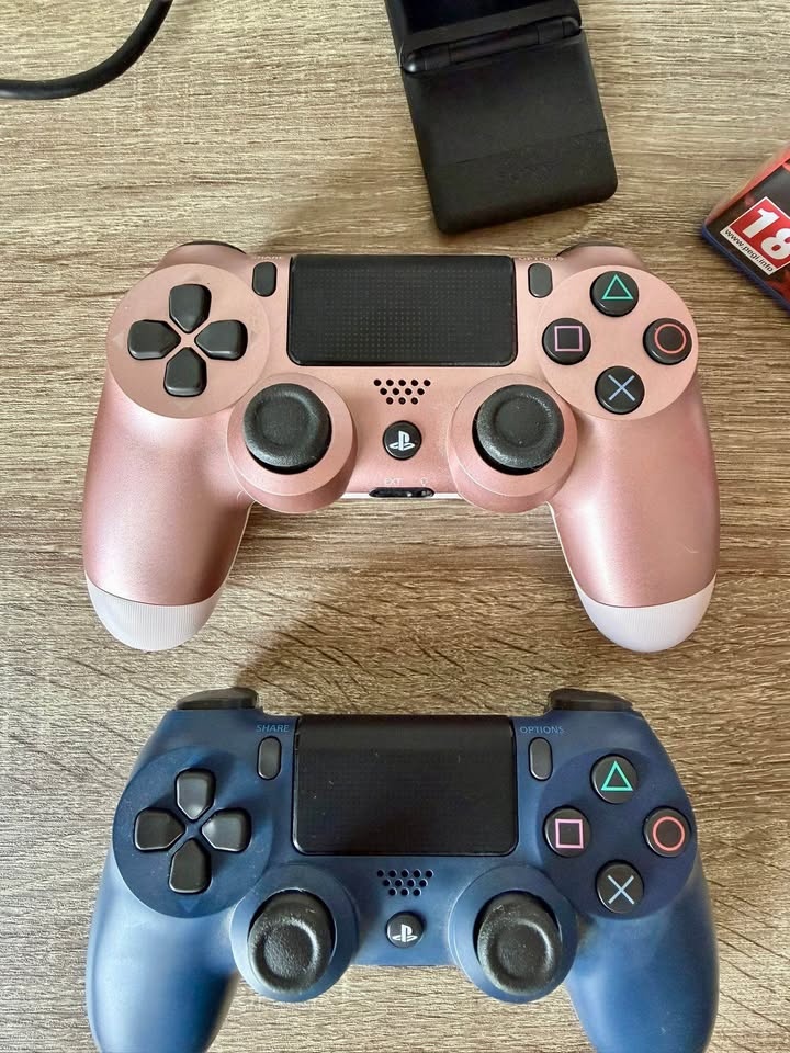 Playstation 4 Pro White - 3