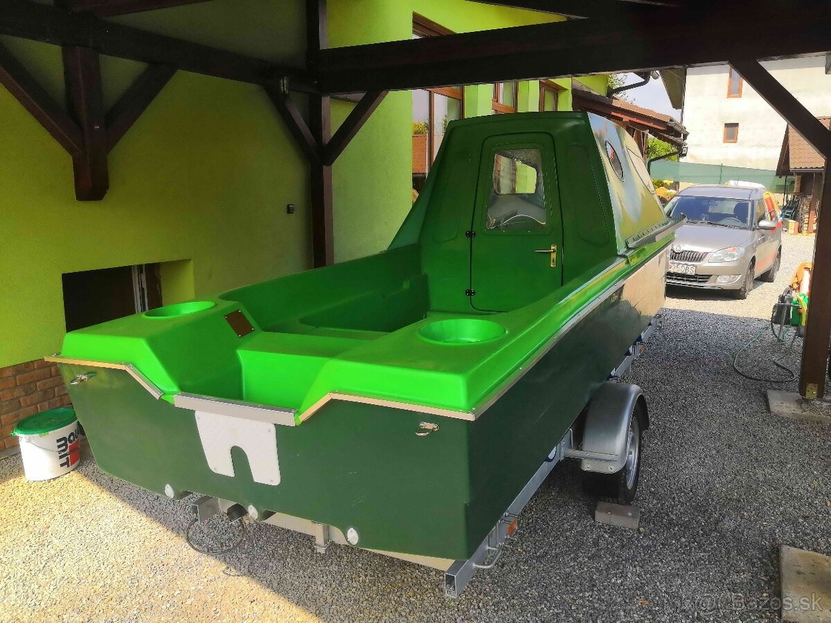 Čln rybársky s kabínou . - 3