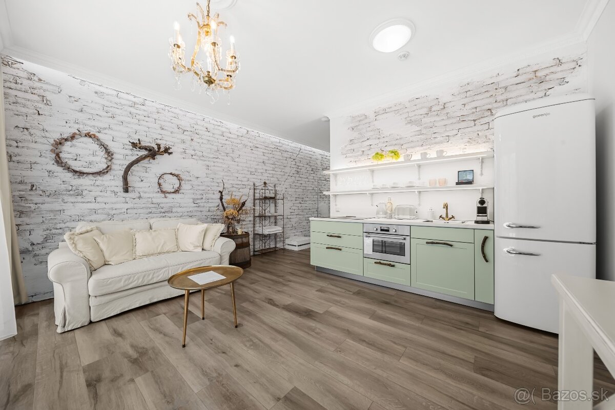 Investičná nehnuteľnosť s 6 apartmánmi a kanceláriami Vráble - 3