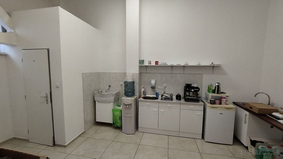 Skladový priestor/hala s kanceláriami na prenájom,1000 + 93m - 3