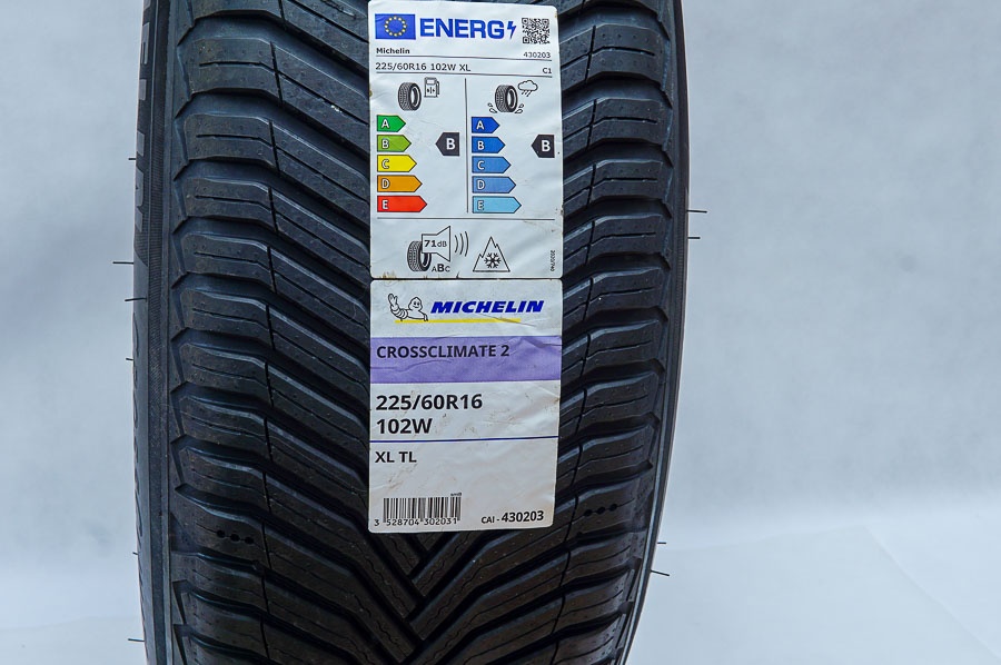 Celoročné, nové, Michelin 225/60 R16 + originál Audi disky - 3
