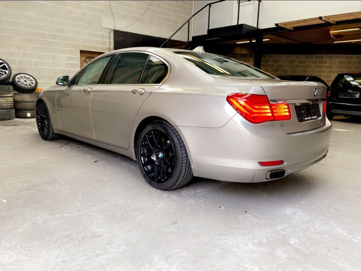 BMW 7 Series 750i TOP- Benzín - Automatické - 407 hp - - 3