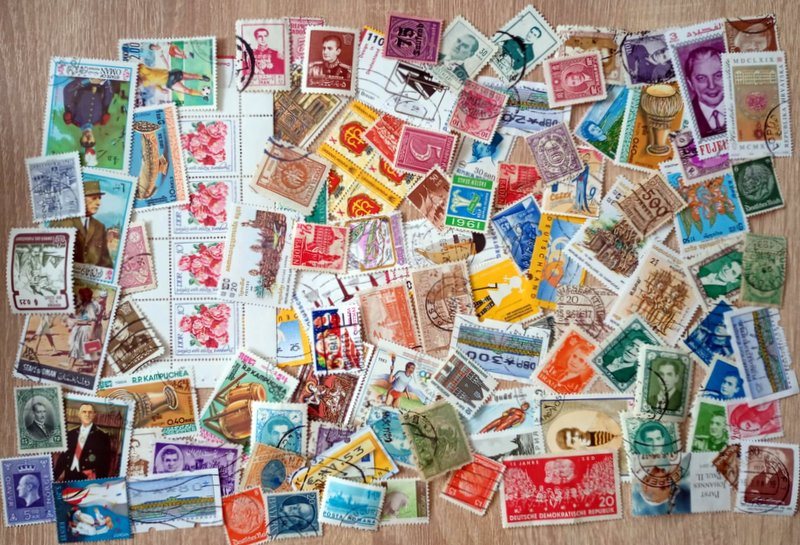 Predám balík poštových známok 1000 ks. č 2 - 3