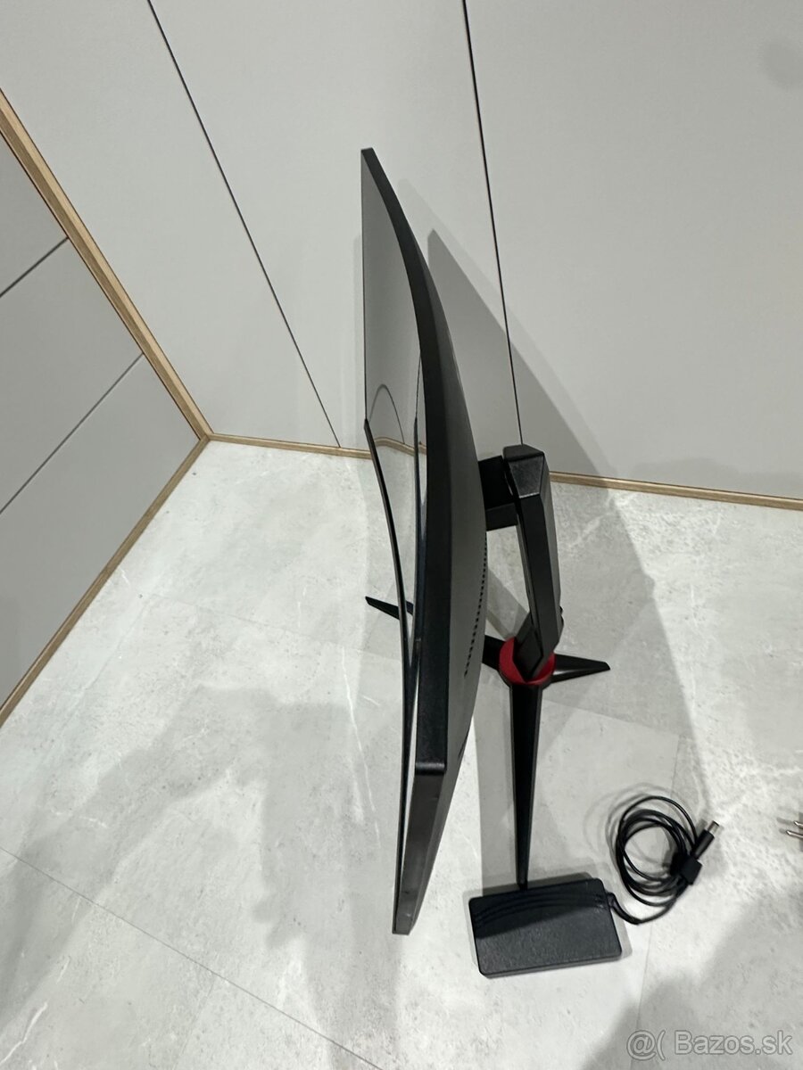 Zaoblený špičkový hráčsky monitor AOC Q27G2U/BK 27" - 3