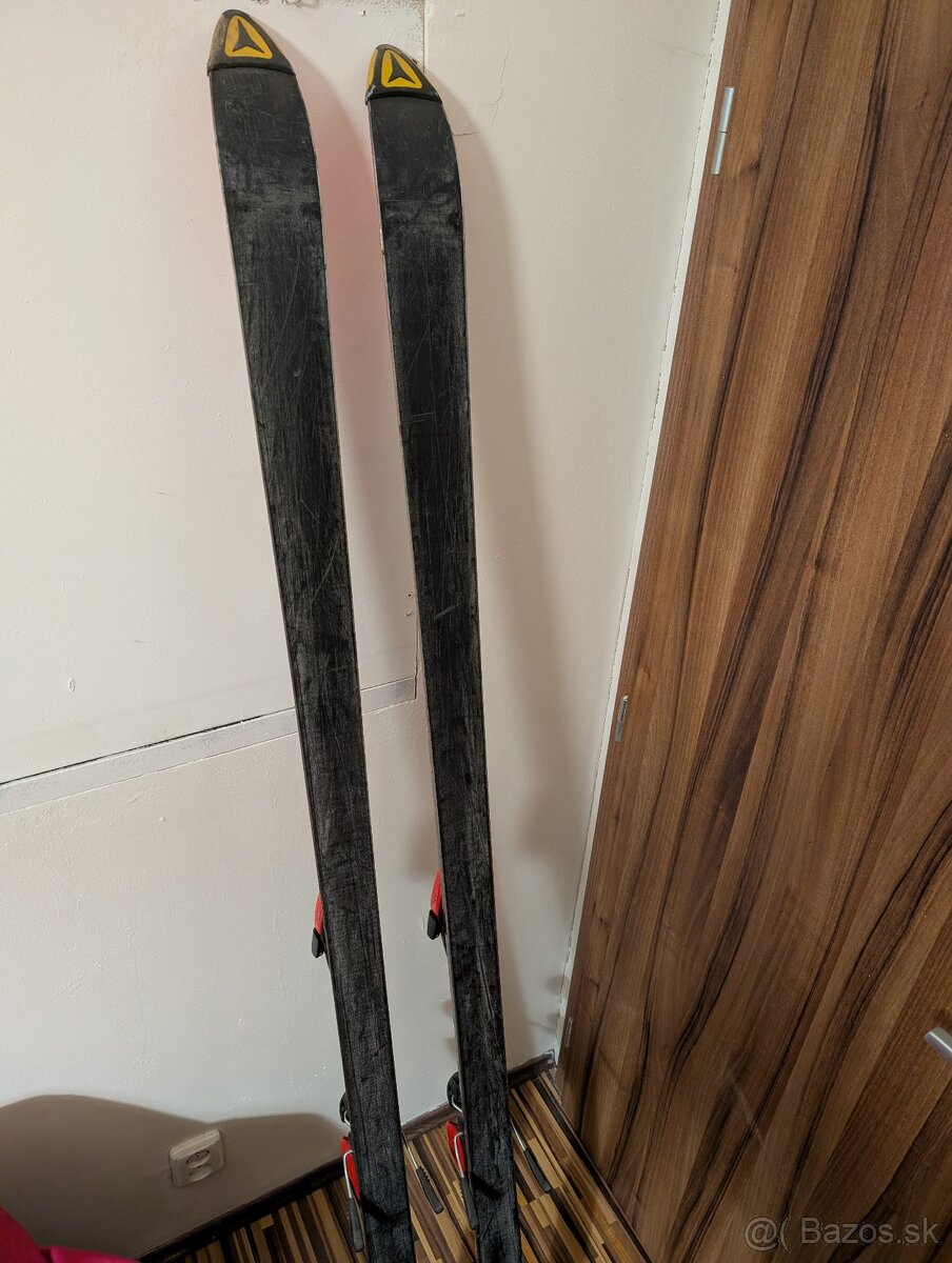 Lyže Atomic s lyžiarkami - 3