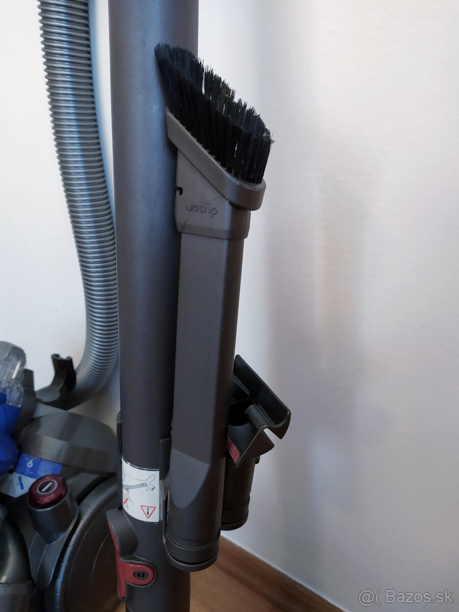CYKLÓNOVÝ VYSÁVAČ DYSON - 3