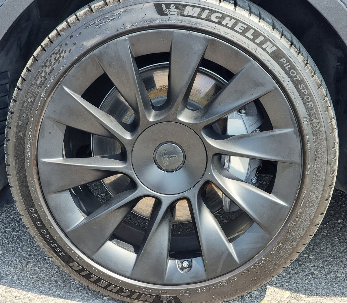 Tesla Model Y Dual Motor Long Range 75kWh 514k pohon 4x4