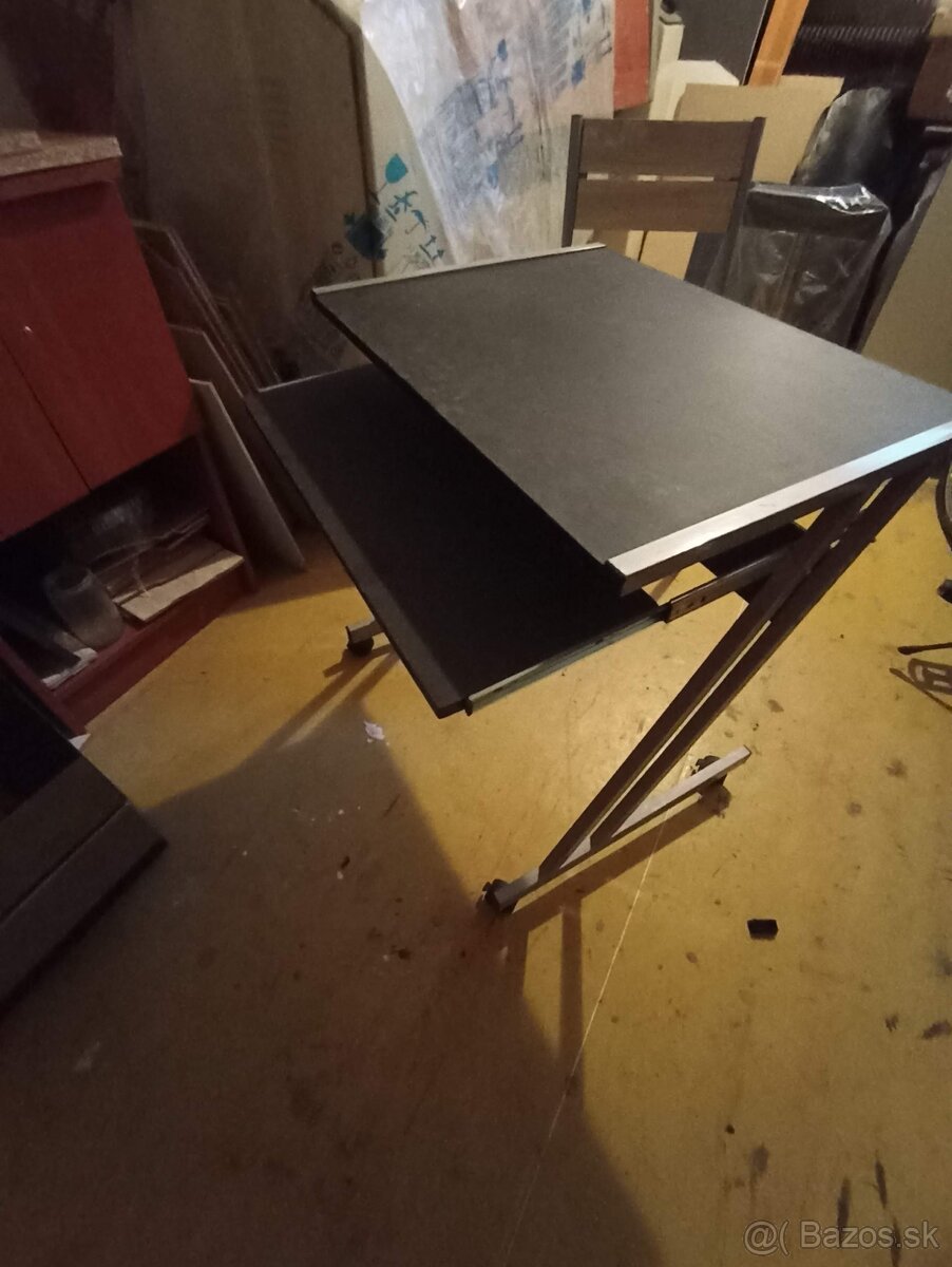Počitačovy stolik - 3