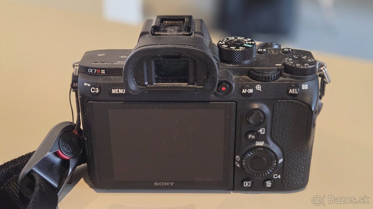 Sony a7Riii - len telo - 3