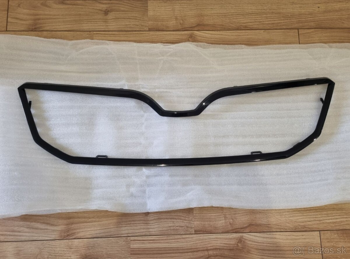 PREDNA MASKA OCTAVIA RAMCEK GRILU MASKY CIERNY - 3