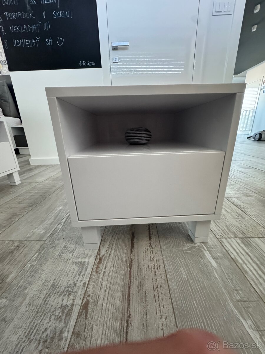 Nočný stolík biely lesk - 3