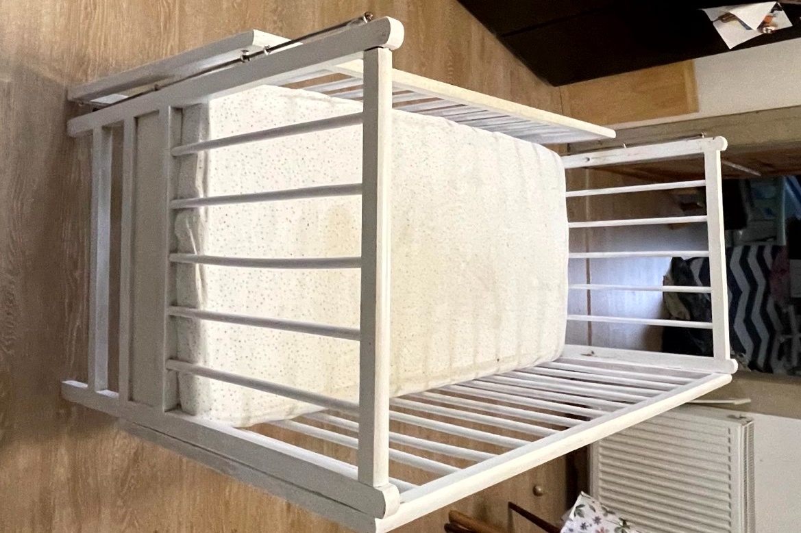 Detská postieľka s možnosťou zosunutia jednej strany ohrady - 3