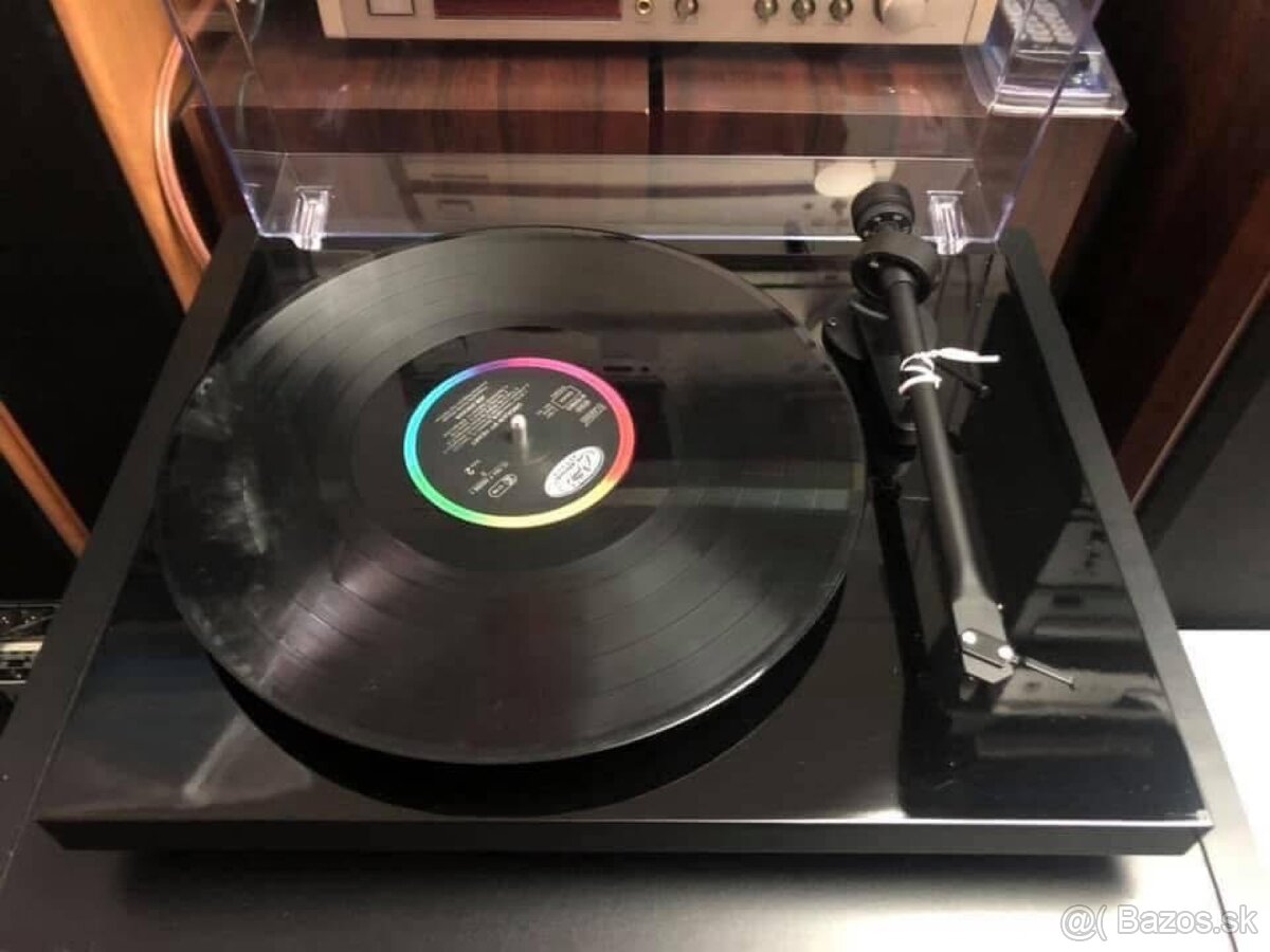 Pro-ject Debut III Esprit, Acryl Pl., 2M RED - nový gramofon - 3