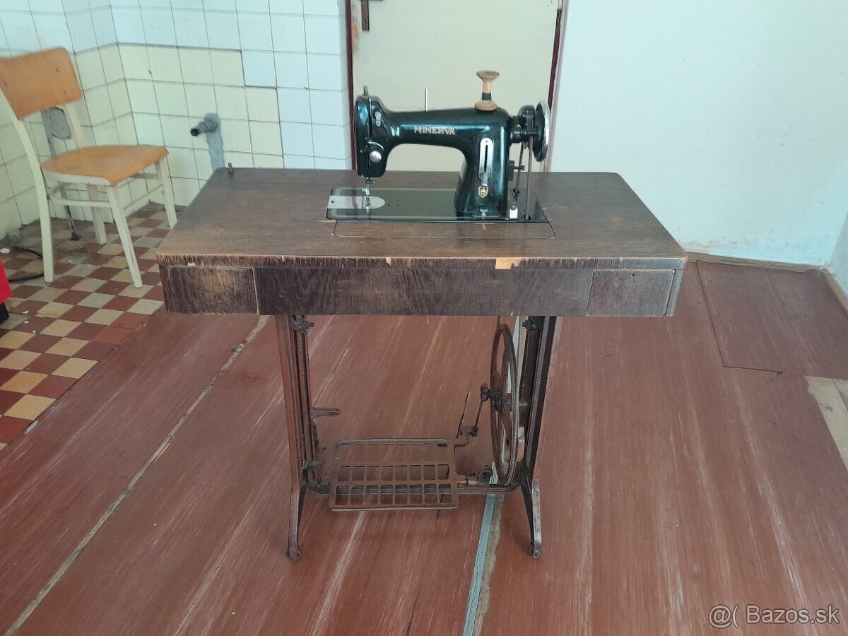 Predám starší / retro funkčný šijací stroj Minerva - 3