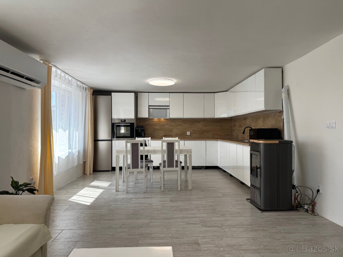 Veľký dvojgeneračný RD s bazénom v obci Petrova Ves - 3