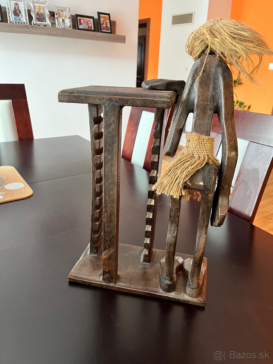 Drevený stojan s domorodcom - 3
