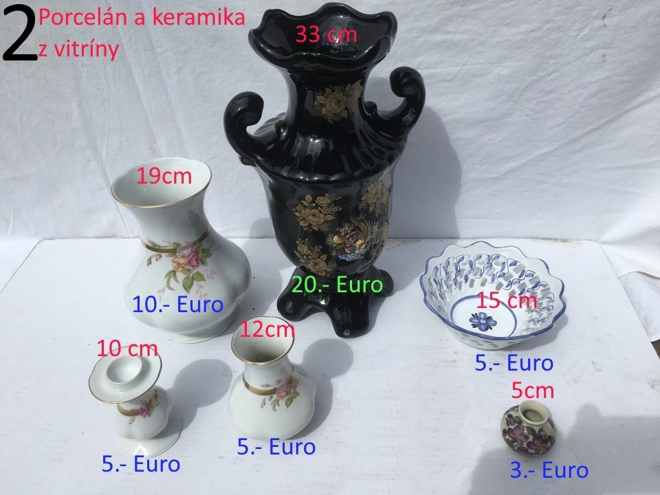 Farebné sklenené predmety z vitríny - 3