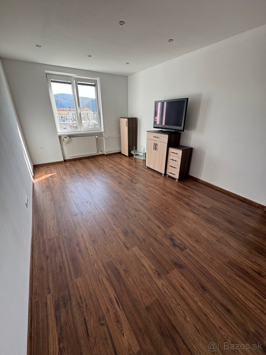 Prenájom 1 izb. byt Sihoť 1 - 3