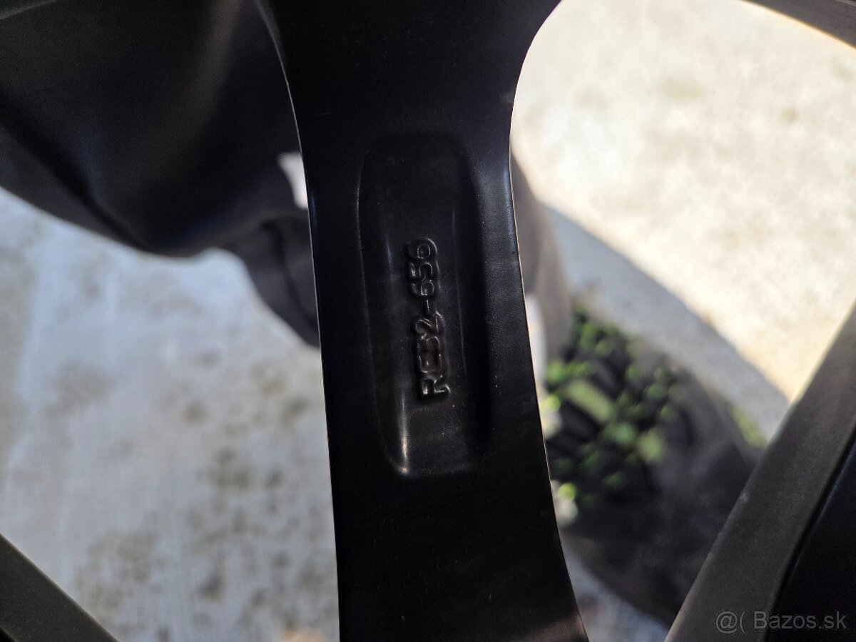 Čierne Elektróny Brock RC32 R16 + pneu - 3