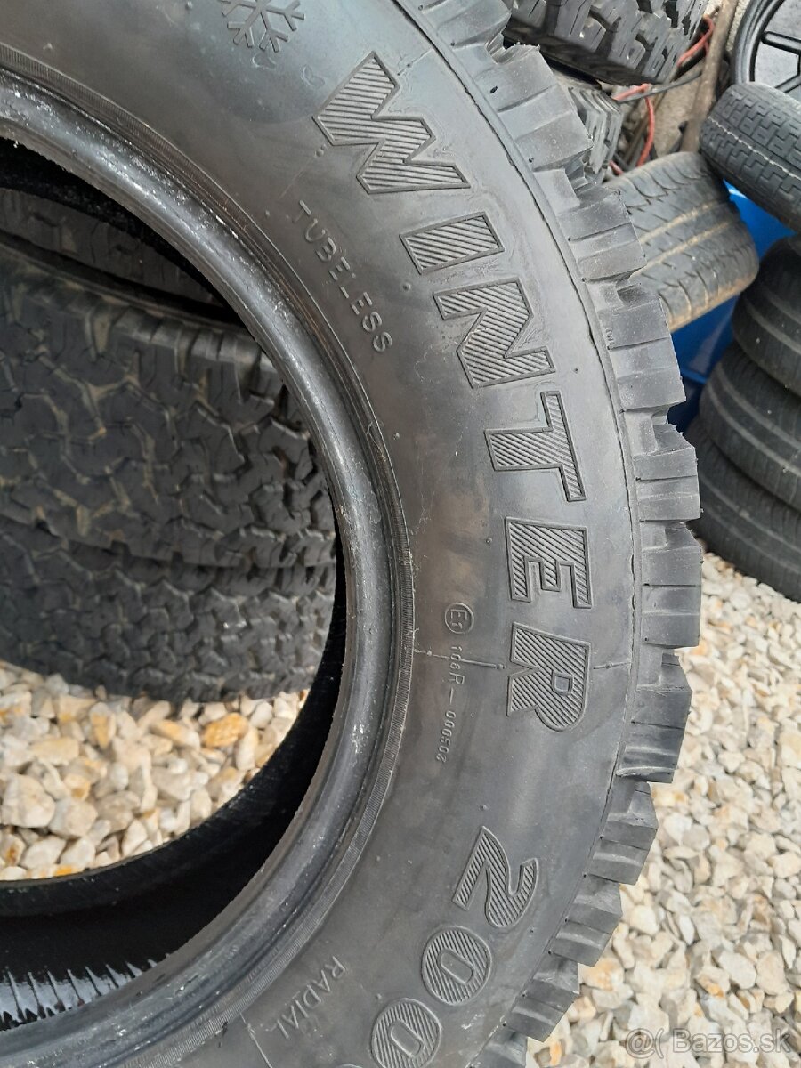 Pneu 235/60R16 - 3