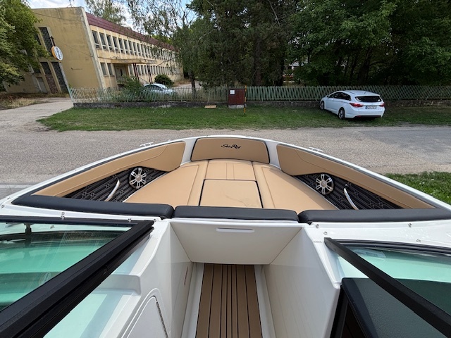 Čln Sea Ray 210 SPX model 2026 na sklade - 3
