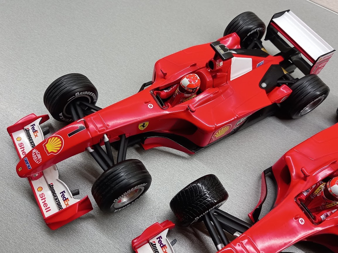 3x F1 FERRARI F2001 a F2000 SCHUMACHER HOTWHEELS 1:18 - 3