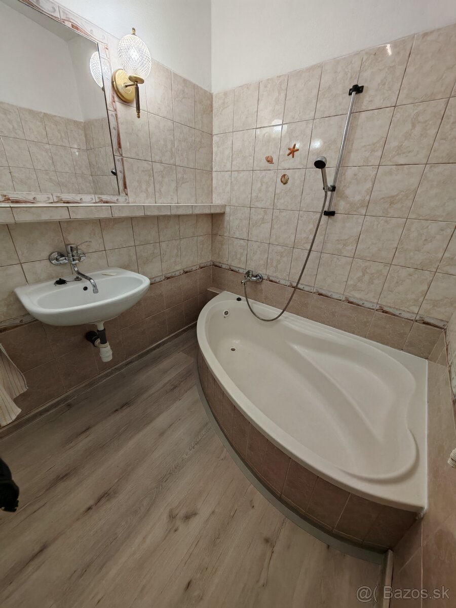 Do prenájmu 2 izbový byt v centre Komárna - 3