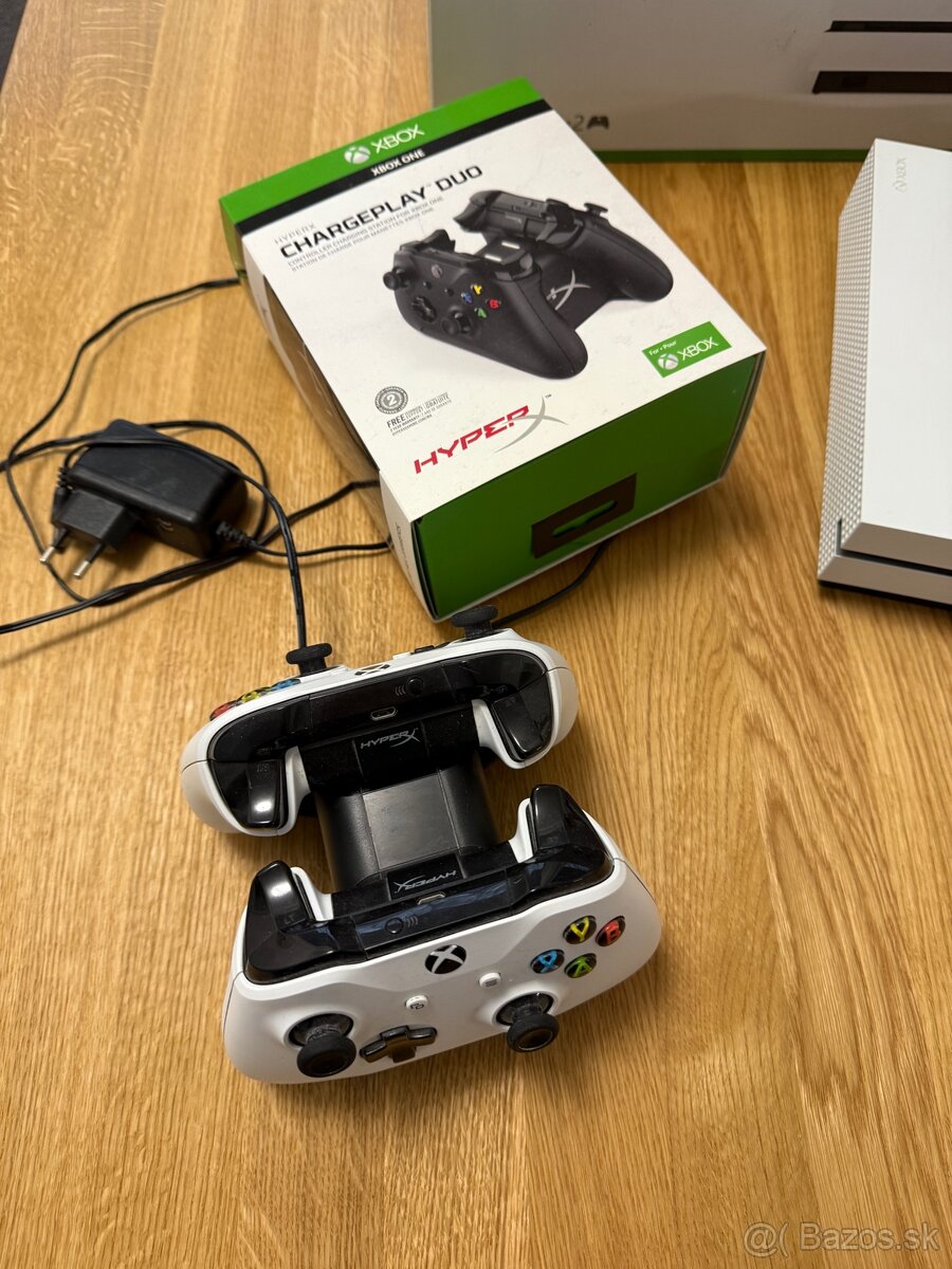 Xbox One S 1TB s 2 ovládačmi a nabíjacou stanicou - 3