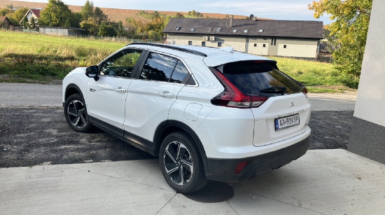 Mitsubishi eclipse cross 4x4 phev najazd 9.800 - 3