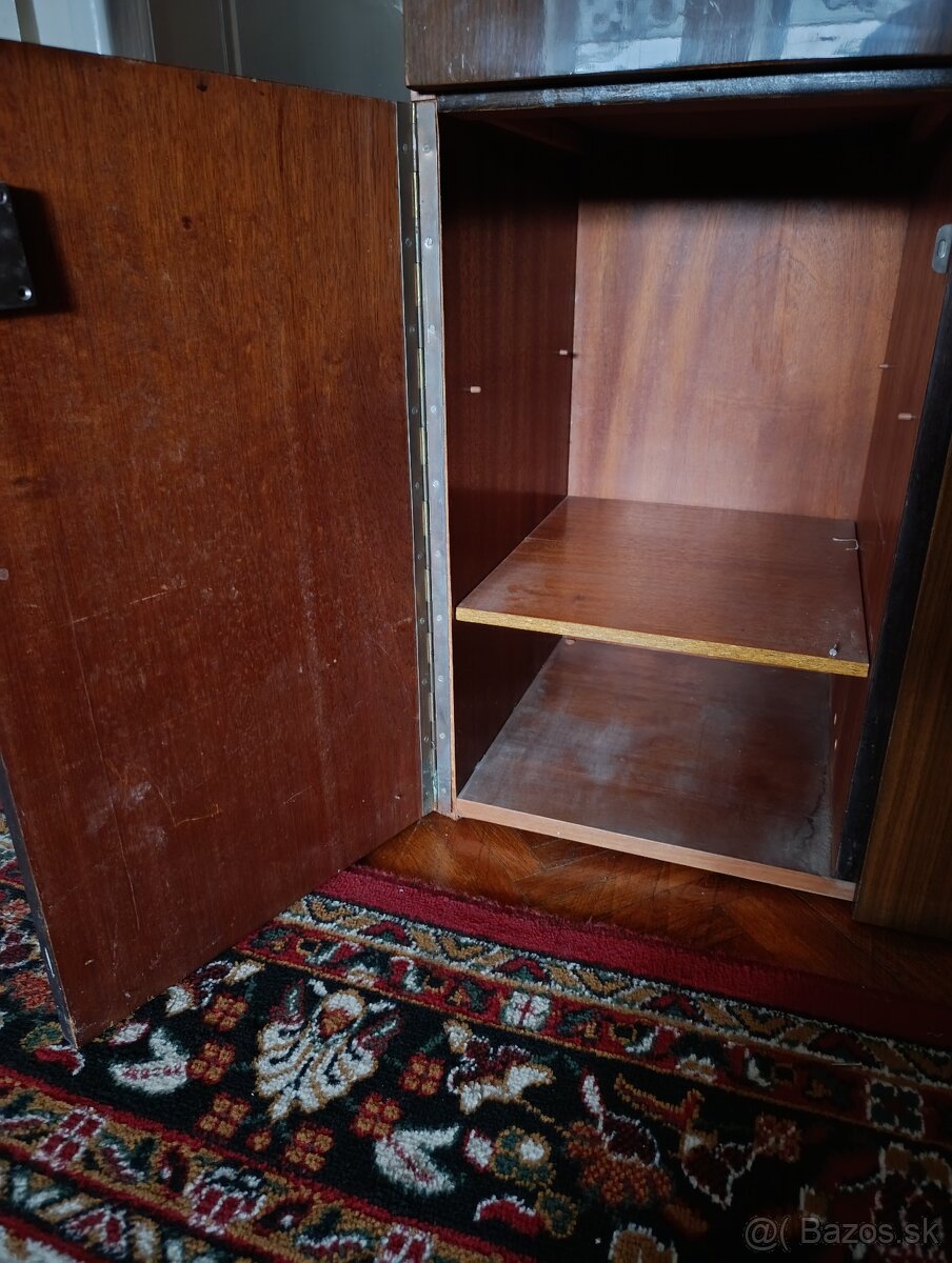 Šijací stroj so skrinou a príslušenstvom - 3