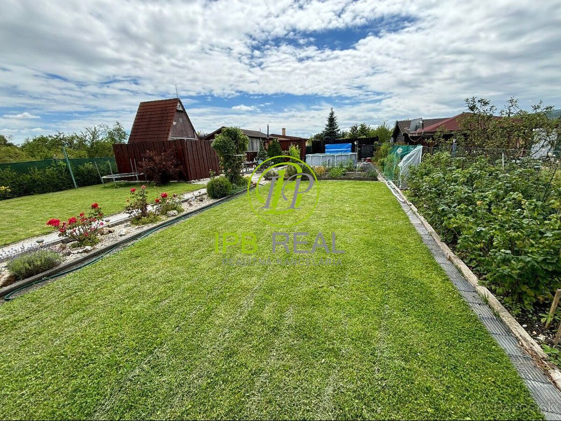 Upravená záhrada s chatou na Žabom majeri - 3