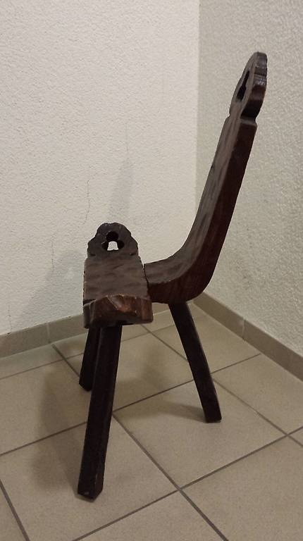 Španielska trojnohá vintage stolička - 3