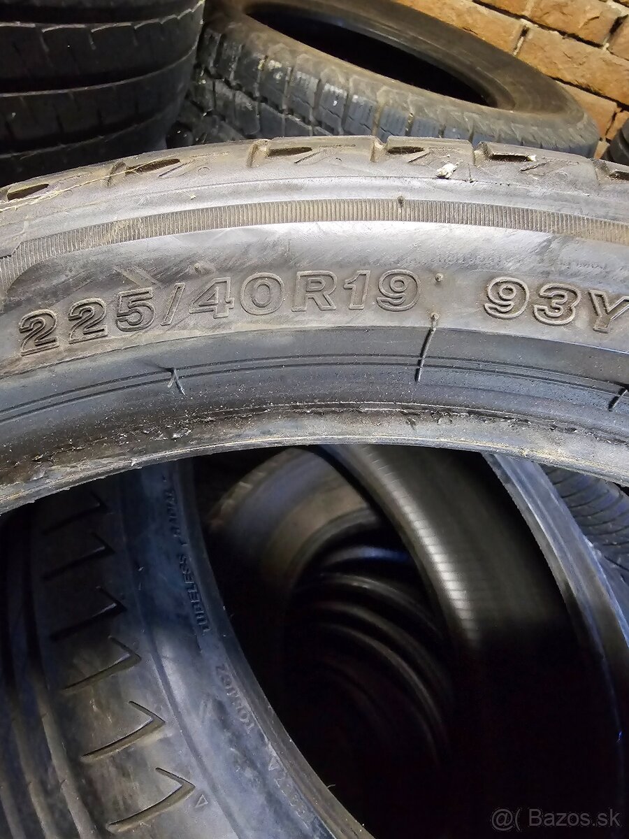 225/40r19 - 3