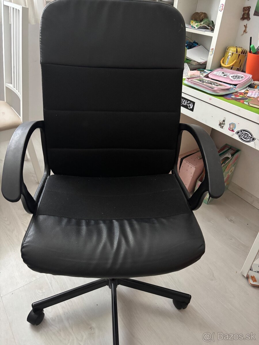 2 kancelaťrske stolicky plus stol - 3