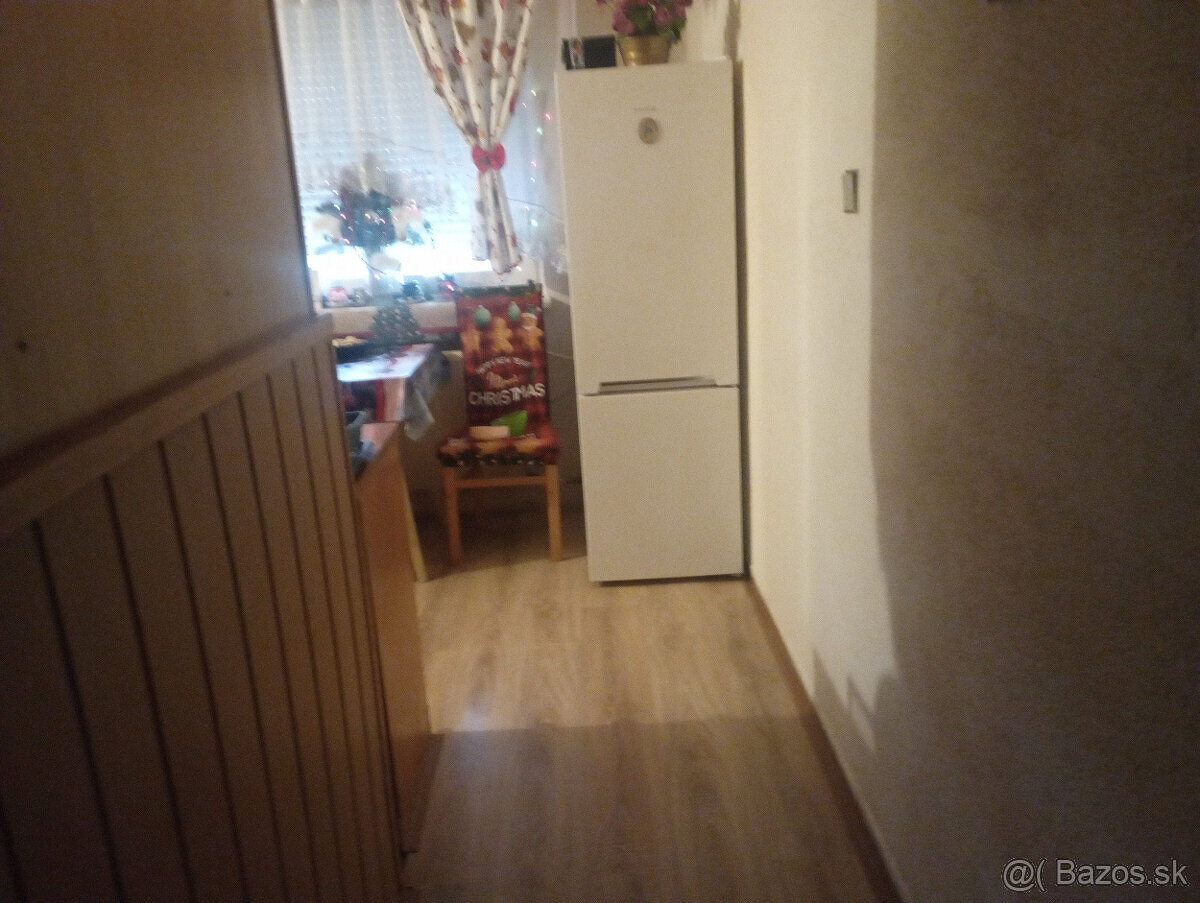 Predám 2 izbový byt centre mesta . byt má 49 - 3