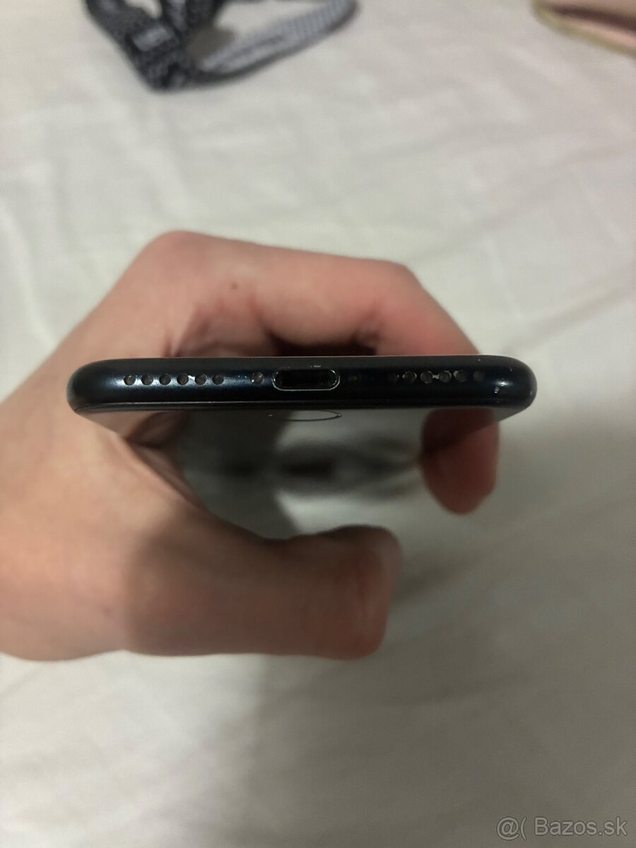 Zachovalý iphone se 2022 - 3