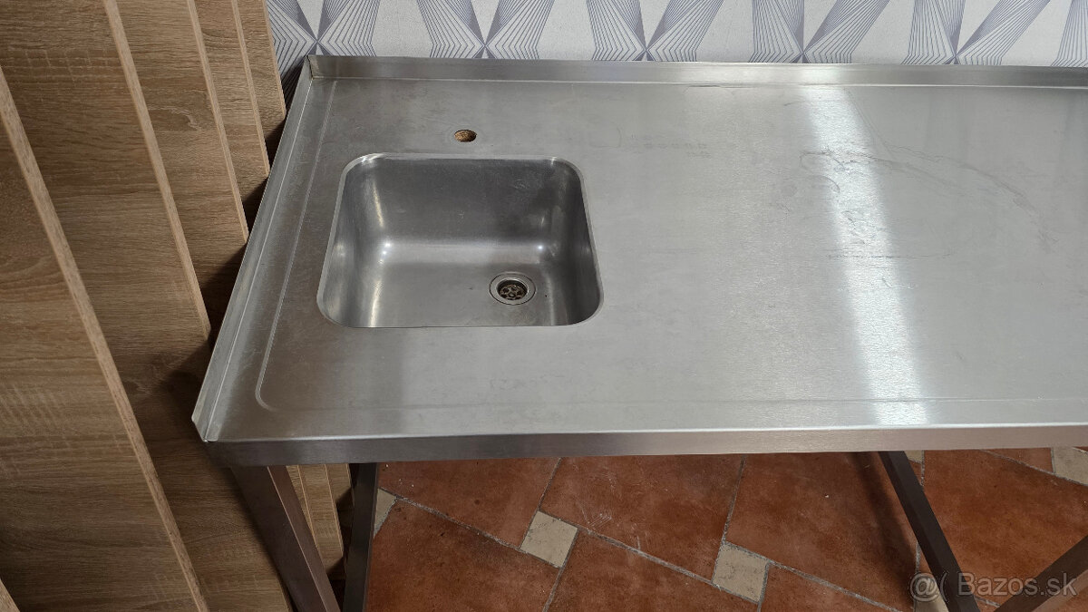 Nerezový stol do baru - 3