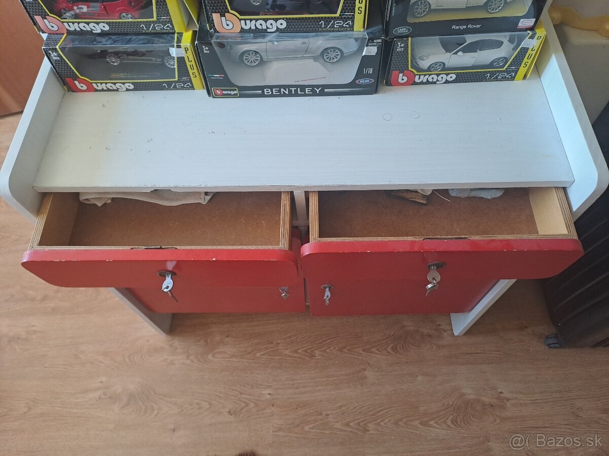 Predám červeno bielu drevenú komodu - 3