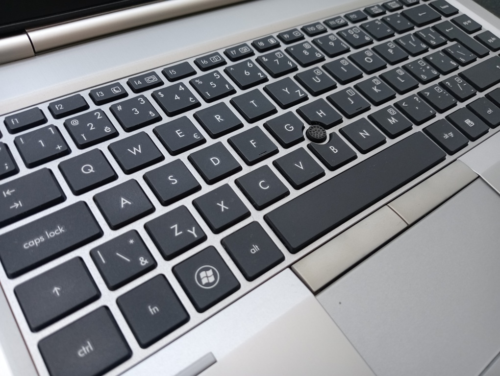 predám Hp elitebook 8460p , Intel(R) Core™i5 , 8gb ram , ssd - 3