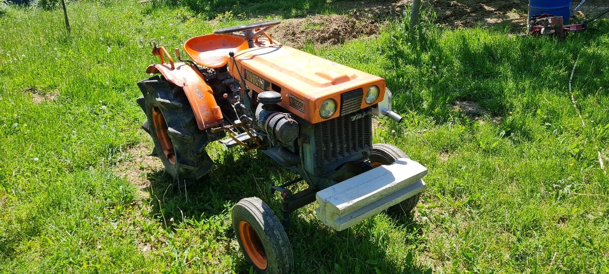 Japonský malotraktor Kubota B7000E - 3
