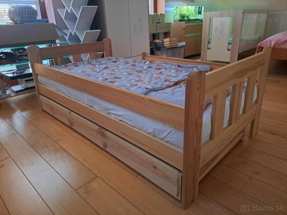 Dedská drevená posteľ so zásuvkou a zábradlím - 3