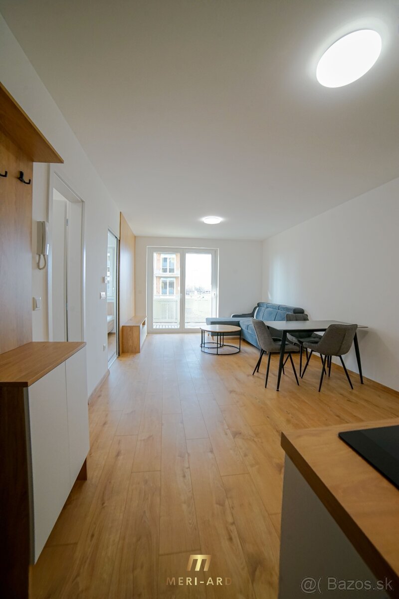 Moderne zariadený 1,5-izbový byt s balkónom a parkovaním - 3